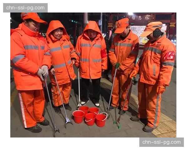 特写：夜幕下的中超赛场保洁员，两小时清理五吨垃圾