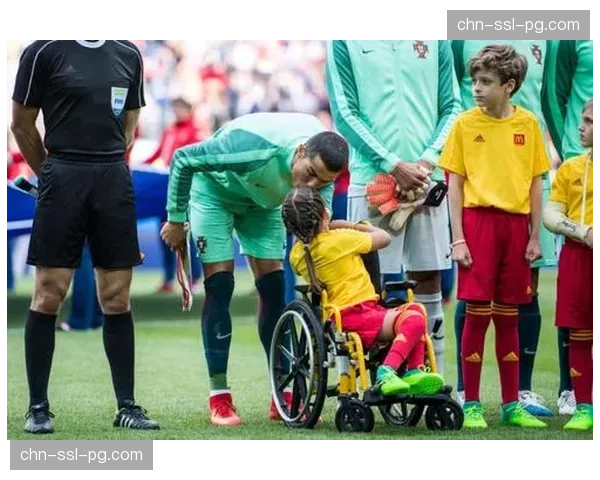 暖心时刻:小球童为摔倒的对方球员递上水瓶 暖心时刻:小球童为摔倒的对方球员递上水瓶