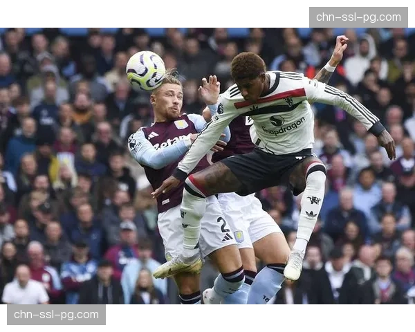 现场镜头捕捉到维拉主帅在场边紧急布置防守任意球站位 现场镜头捕捉到维拉主帅在场边紧急布置防守任意球站位