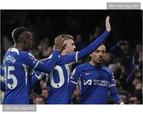 特写：终场哨响，切尔西小将派斯与偶像恩佐交换球衣