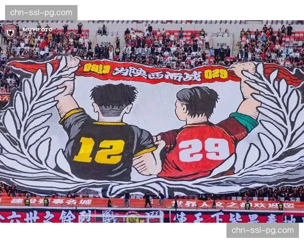 看台上球迷为即将离队的俱乐部传奇打出巨幅画像